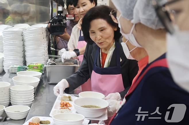 김문수 국민의힘 대통령 후보의 부인 설난영 여사가 20일 서울시립 은평노인종합복지관을 찾아 배식봉사 활동을 하고 있다. (국민의힘 제공. 재판매 및 DB금지) 2025.5.20/뉴스1