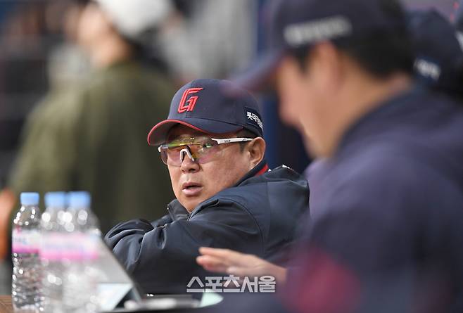 롯데 김태형 감독이 18일 고척스카이돔에서 열린 2025 KBO리그 시범경기 키움과 경기 도중 선수들과 이야기를 나누고 있다. 고척 | 최승섭기자 thunder@sportsseoul.com