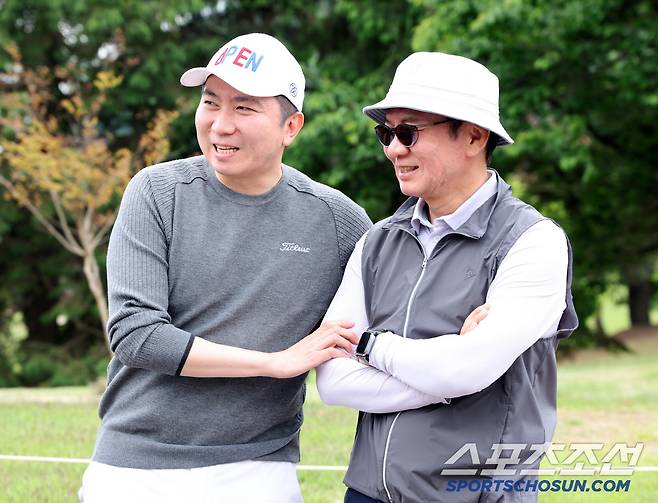 대한축구협회, 한국프로축구연맹, 울산 HD, 포항스틸러스가 주최하고 스포츠조선, 스포츠경향, 스포츠동아, 스포츠서울, 세계비즈앤스포츠월드, 일간스포츠 등 스포츠전문 미디어 6개사가 후원하는 '2025년 축구인 골프대회'가 19일 경기도 용인 코리아CC에서 개최됐다. 유승민 대한체육회장과 정몽규 대한축구협회장이 대화를 나누고 있다. 용인=박재만 기자pjm@sportschosun.com/2025.05.19/