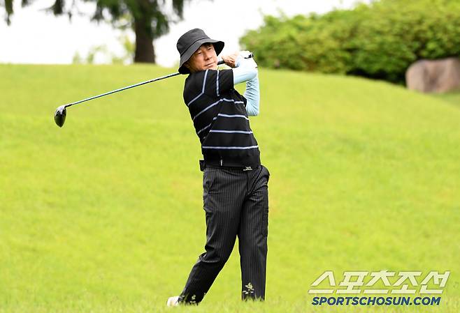 대한축구협회, 한국프로축구연맹, 울산 HD, 포항스틸러스가 주최하고 스포츠조선, 스포츠경향, 스포츠동아, 스포츠서울, 세계비즈앤스포츠월드, 일간스포츠 등 스포츠전문 미디어 6개사가 후원하는 '2025년 축구인 골프대회'가 19일 경기도 용인 코리아CC에서 개최됐다. 신태용 부회장이 티샷을 시도하고 있다. 용인=박재만 기자pjm@sportschosun.com/2025.05.19/