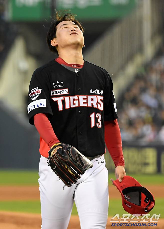 18일 잠실구장에서 열린 두산 베어스와 KIA 타이거즈의 경기. KIA 윤영철이 숨을 고르고 있다. 잠실=박재만 기자 pjm@sportschosun.com/2025.04.18/