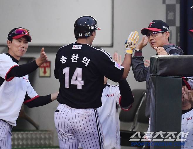 20일 부산 사직야구장에서 열린 KBO리그 롯데와 LG의 경기. 2회 만루홈런을 날린 LG 송찬의. 부산=송정헌 기자songs@sportschosun.com/2025.05.20/