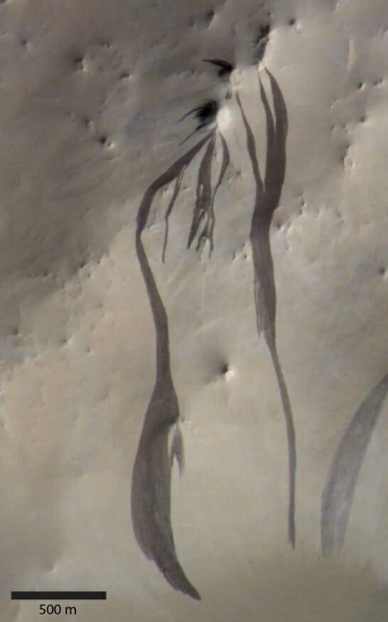 화성 지표면에서 관측된 검은 줄무늬는 액체 상태의 물이 아닌 바람과 충돌로 인해 발생한다는 연구 결과가 나왔다. (사진=NASA)