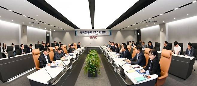 이정기 한국공항공사 사장직무대행(왼쪽 첫줄 네 번째)이 20일 서울 강서구 본사 회의실에서 열린 국적항공사 간담회에서 참석자들에게 인사말씀을 하고 있다. 한국공항공사 제공