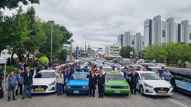 5·18민중항쟁기념행사위원회와 전국 민주택시노동조합 광주본부, 민주기사동지위원회는 20일 오후 광주 북구 옛 무등경기장 앞에서 제45주년 민주기사의 날 기념식을 열었다. 민찬기 기자