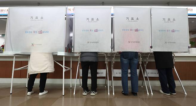 대선 본투표일인 6월 3일 화요일은 임시공휴일이며, 오전 6시부터 오후 8시까지 투표가 진행된다