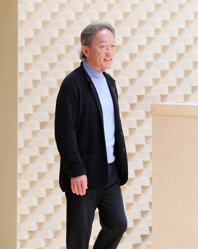 이탈리아 오페라 명가 라 스칼라 극장의 동양인 첫 음악 감독으로 선임된 지휘자 정명훈이 19일 부산콘서트홀에서 기자회견을 갖기 위해 입장하고 있다. /김동환 기자