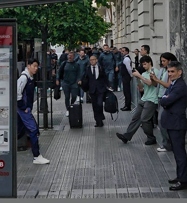구단 버스에서 내린 손흥민이 빌바오 숙소 쪽으로 걸어가고 있다. / 장민석 기자
