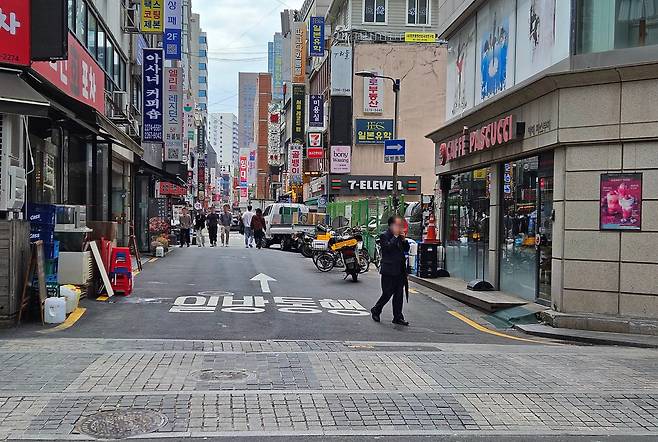 지난 19일 서울 종로구 한 상권. 현장에서 만난 30년 경력의 한식집 사장은 “빚만 갚다 끝난다. 폐업을 고민하고 있다”고 말했다. /박용선 기자