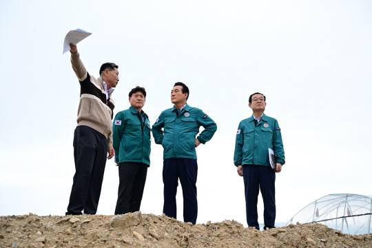 백성현 논산시장이 지난 19일 관련 실·국장 및 직원과 함께 하천 피해 복구 현장에 대한 점검을 실시했다. 논산시 제공