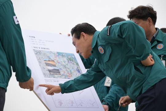 백성현 논산시장이 지난 19일 관련 실·국장 및 직원과 함께 하천 피해 복구 현장에 대한 점검을 실시했다. 논산시 제공