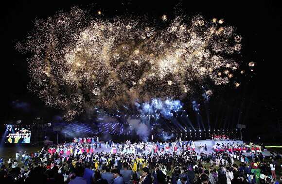 경남 밀양시는 ‘함께 만드는 이야기, 우리가 아리랑!’을 주제로 22일부터 25일까지 제67회 밀양아리랑대축제를 개최한다. 사진은 지난해 밀양강 일원에서 열린 축제 모습. 밀양시 제공