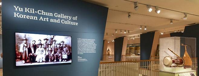 17일(현지 시간) 확장 재개관한 미국 매사추세츠주 피보디에식스박물관 한국실 전경. 박물관이 소장한 한국의 19세기 의복, 악기 등부터 오늘날 현대미술 작품까지 폭넓게 소개한다. 국립중앙박물관 제공