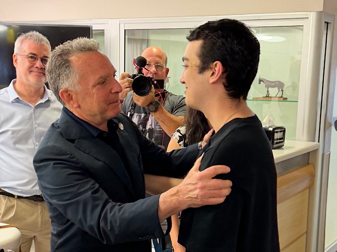 13일 이스라엘 텔아비브의 한 병원에서 알렉산더(오른쪽)를 만나 반기고 있는 윗코프. 사진 출처 백악관 중동 특사 X