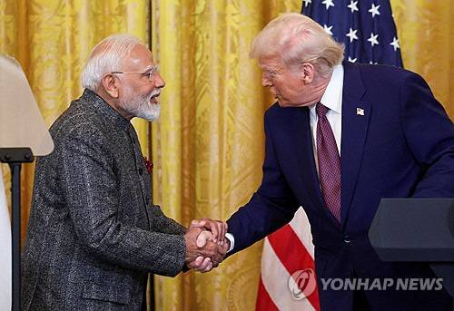 지난 2월 13일 미국 백악관에서 도널드 트럼프 미국 대통령과 나렌드라 모디 인도 총리가 악수하고 있다. 로이터 연합뉴스