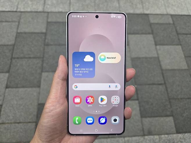 갤럭시 S25 엣지를 쥐고 있는 모습. 사진=구자윤 기자
