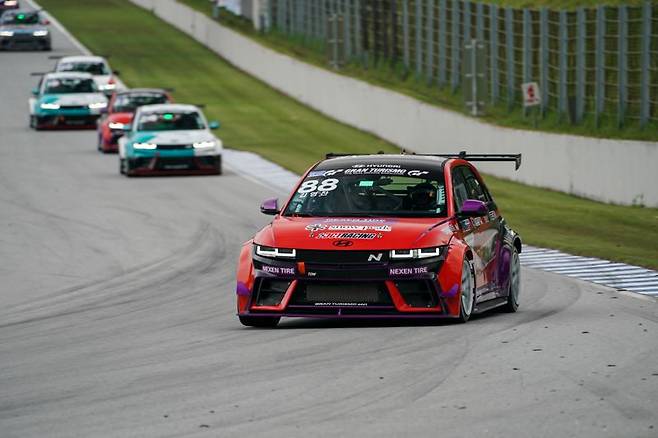 넥센타이어를 장착하고 우승한 DCT 레이싱 김영찬 선수 차량 주행 모습. 넥센타이어 제공