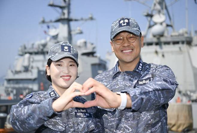 해군이 오는 21일 '부부의 날'을 맞아 기동함대사령부 소속 이지스 구축함에서 근무하는 군인 부부를 20일 소개했다. 율곡이이함 기관장 임재우 중령과 정조대왕함 주기실장 김보아 소령이 율곡이이함 함수갑판에서 부부애를 담은 '손하트'를 만들고 있다. 해군 제공