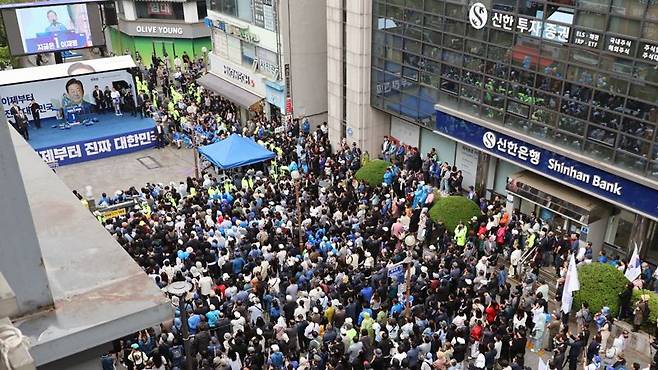 더불어민주당 이재명 대선 후보가 20일 경기 의정부 로데오거리에서 열린 유세에서 시민들에게 지지를 호소하고 있다. 사진=서동일 기자