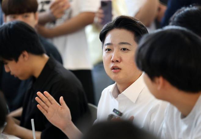 이준석 개혁신당 대선 후보가 20일 광주 북구 전남대학교에서 진행된 '학식먹자 이준석' 행사에서 학생들과 점심을 먹으면서 대화를 나누고 있다. 연합뉴스