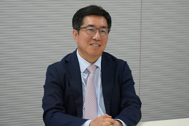 김현중 유한대학교 총장이 20일 집무실에서 바이오 산업 분야 인재양성을 위한 대학 차원의 집중 육성 전략을 설명하고 있다. 유한대 제공