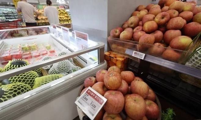 대형마트의 과일 판매대. 연합뉴스