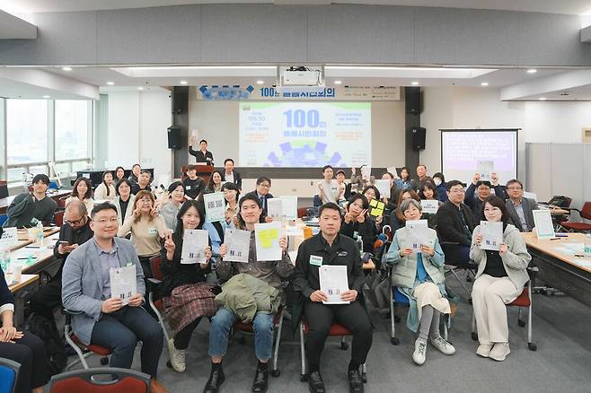 2025년 5월10일 오전 서울 마포구 한국사회복지회관 6층 대회의실에서 ‘100인 돌봄시민회의’ 참석자들이 한겨레21 제1563호(‘돌봄 대통령’을 찾습니다)를 들고 기념사진을 찍고 있다. 100인 돌봄시민회의 제공