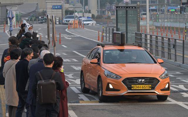 서울 중구 서울역 앞 택시 승강장에 시민들이 줄지어 대기하고 있다. 하상윤 기자