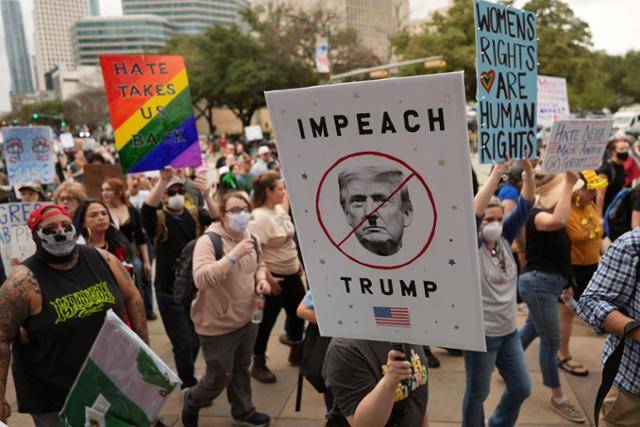 지난 2월 5일 미 텍사스주 오스틴에서 도널드 트럼프 대통령의 강력한 이민 단속과 추방 정책에 항의하는 시위가 열리고 있다. 오스틴=AP 뉴시스