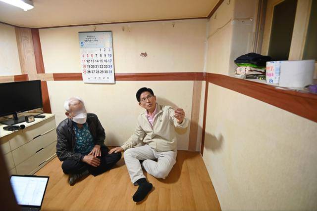 김문수(오른쪽) 국민의힘 대선 후보가 20일 서울 영등포구 쪽방촌을 방문해 어르신과 대화를 나누고 있다. 뉴시스