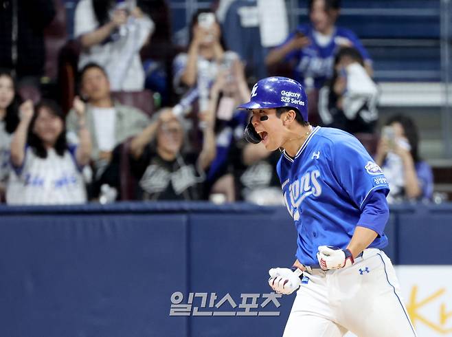 2025 KB0리그 프로야구 키움히어로즈와 삼성라이온즈의 경기가 20일 오후 서울 고척스카이돔에서 열렸다. 9회초 1사 김영웅이 1점홈런을 치고 홈인하고 있다. 고척=김민규 기자 mgkim1@edaily.co.kr /2025.05.20/