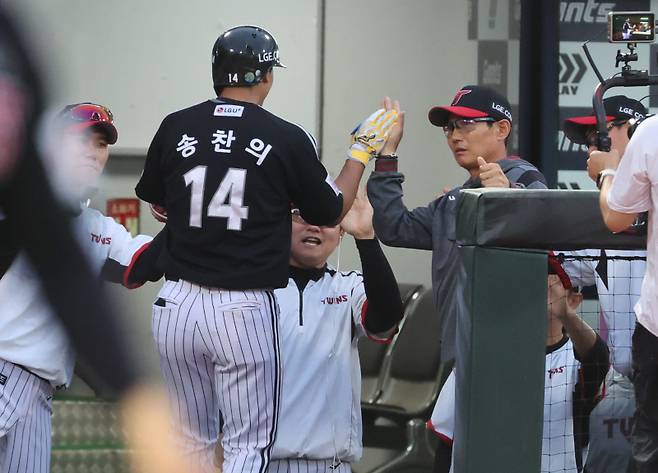 <yonhap photo-4876="">(부산=연합뉴스) 강선배 기자 = 20일 부산 사직야구장에서 열린 프로야구 2025 신한 SOL 뱅크 KBO리그 LG 트윈스와 롯데 자이언츠의 경기. LG 송찬의가 2회 초 무사 만루에서 그랜드 슬램을 날리고 홈인한 후 염경엽 감독의 환영을 받고 있다. sbkang@yna.co.kr/2025-05-20 19:30:02/ <저작권자 ⓒ 1980-2025 ㈜연합뉴스. 무단 전재 재배포 금지, AI 학습 및 활용 금지></yonhap>