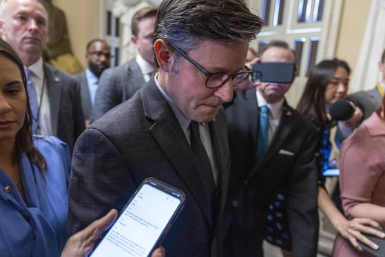 마이크 존슨 공화당 하원의장이 19일(현지시간) 미국 워싱턴 국회의사당에 있는 자신의 사무실로 걸어가면서 기자들과 이야기를 나누고 있다. EPA=연합뉴스