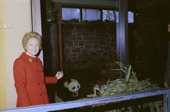 리처드 닉슨의 부인 팻 닉슨이 워싱턴 국립동물원에서 저우언라이 당시 중국 공산당 총리로부터 받은 자이언트 판다 앞에서 기념사진을 촬영하고 있다. 사진 닉슨 재단