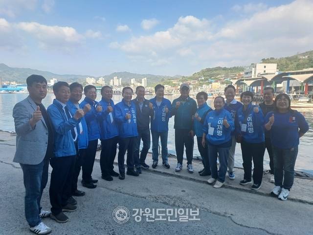 ▲ 박찬대 더불어민주당 상임총괄선거대책위원장은 20일 아침 동해시 묵호항을 방문해 어업인들의 애로사항을 청취하고 어업현장을 둘러봤다.