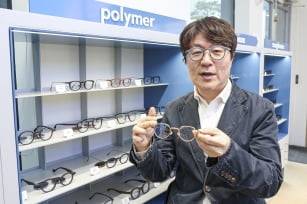 박형진 콥틱(브리즘) 공동대표가 19일 서울 을지로점 매장에서 안경테 기술에 대해 설명하고 있다. 임형택 기자