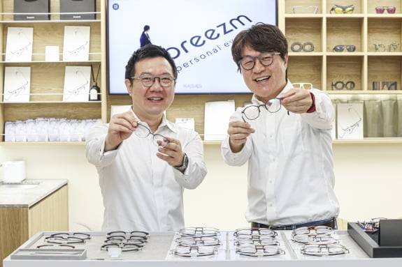 콥틱(브리즘) 창업자인 성우석(왼쪽), 박형진 공동대표. 서울 을지로점 매장에서 안경테를 선보이고 있다. 임형택 기자