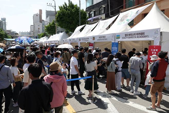 지난해 제2회 경춘선 공릉숲길 커피축제를 찾은 시민들. 노원구 제공