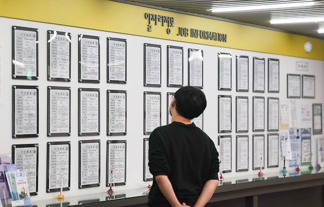 서울 마포구 서부고용복지플러스센터에서 구직자들이 채용게시판을 살펴보고 있다. 연합뉴스.