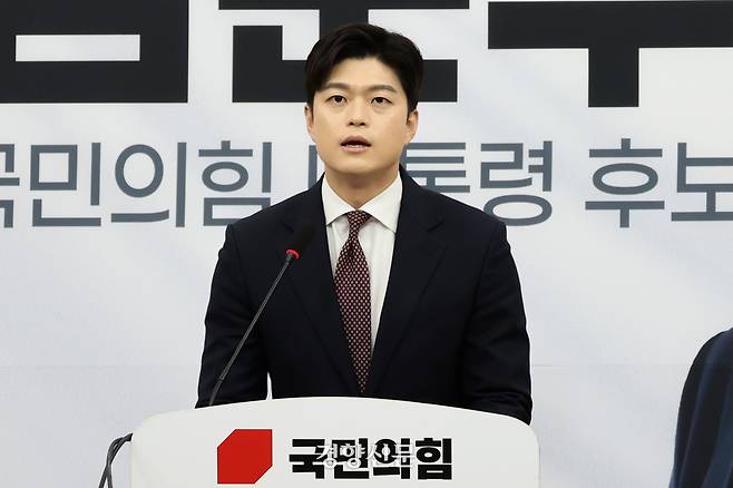 김용태 국민의힘 비대위원장이 15일 국회에서 열린 기자간담회에서 발언하고 있다. 성동훈 기자