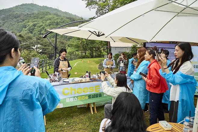 프랑스 치즈를 활용한 딥소스 만들기를 시연하고 있는 양윤실 셰프. 홉스코치코리아 제공