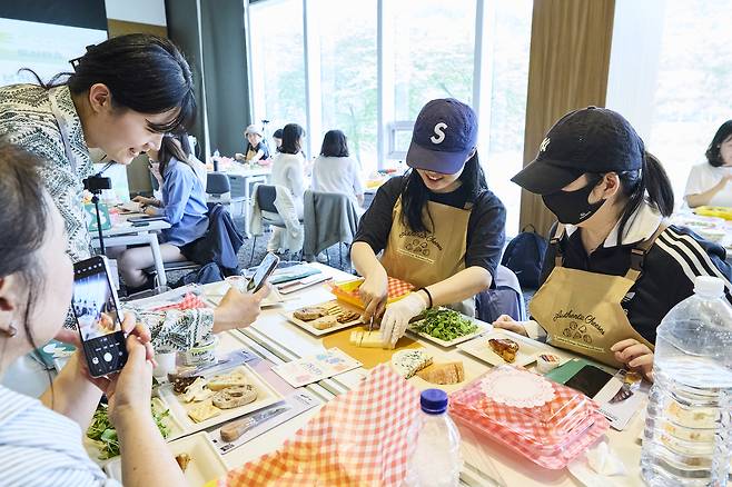 프랑스 치즈 브런치 도시락을 만들고 있는 참가자들. 홉스카치코리아 제공