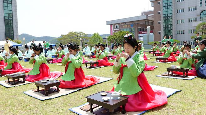 ‘제53회 성년의 날’을 맞아 19일 대구과학대 노벨광장에서 열린 외국인 유학생과 함께하는 전통 성년례 모습. 대구과학대 제공