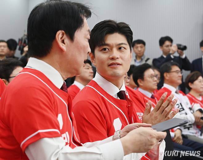 김용태 국민의힘 비상대책위원장이 지난 12일 오전 서울 영등포구 여의도 국민의힘 중앙당사에서 열린 중앙선대위 회의 및 중앙선대위 임명장 수여식에 참석하고 있다. 유희태 기자