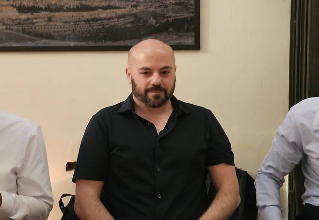 로이 무닌 메이드인JLM 최고경영자가 19일(현지시간) 이스라엘 예루살렘의 한 식당에서 대담을 진행하고 있다.