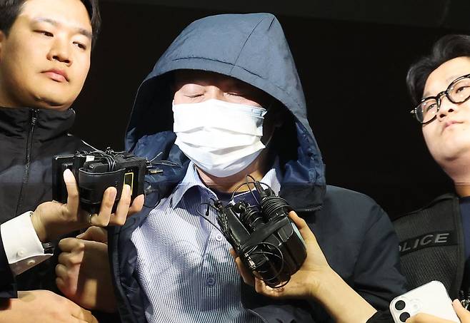 시흥 흉기사건의 용의자인 차철남이 지난19일 경찰에 긴급체포돼 경기 시흥경찰서로 압송되고 있다. 연합뉴스