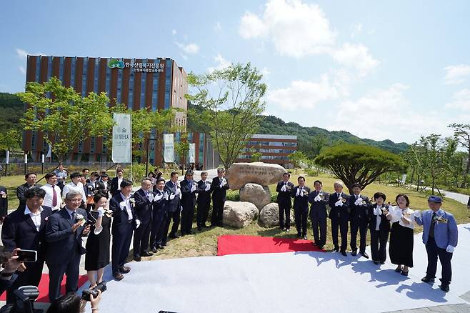 산림청 및 산림복지진흥원 관계자들이 20일 대전 서구 관저동 산림복지진흥원 신청사 앞에서 기념촬영을 하고 있다. 산림청 제