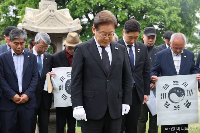(서울=뉴스1) 안은나 기자 = 이재명 더불어민주당 대통령 후보가 19일 서울 용산구 백범김구 묘역을 찾아 묵념하고 있다. (공동취재) 2025.5.19/뉴스1 Copyright (C) 뉴스1. All rights reserved. 무단 전재 및 재배포, AI학습 이용 금지. /사진=(서울=뉴스1) 안은나 기자