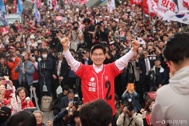 (서울=뉴스1) 김민지 기자 = 김문수 국민의힘 대통령 후보가 19일 서울 중구 서울역 광장에서 유세를 하고 있다. (공동취재) 2025.5.19/뉴스1 Copyright (C) 뉴스1. All rights reserved. 무단 전재 및 재배포, AI학습 이용 금지. /사진=(서울=뉴스1) 김민지 기자