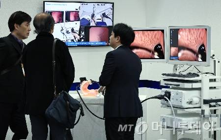 서울 강남구 삼성동 코엑스에서 열린 제40회 국제의료기기·병원설비전시회(KIMES 2025)를 찾은 참관객들이 메디인테크 부스에서 스마트 내시경에 대한 설명을 듣고 있다./사진=(서울=뉴스1) 박정호 기자